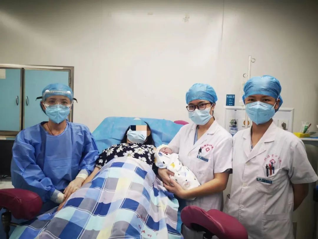责任与担当，让生命得以接力-产妇到院时羊水已破，医护人员紧急接生