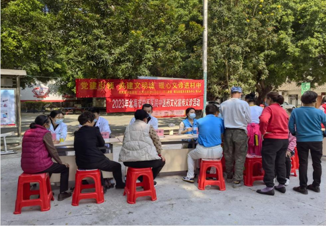 专家义诊进社区 贴心服务暖人心