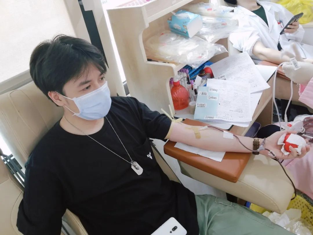 点赞！北海市中医医院这位医生撸起袖子为病人献血