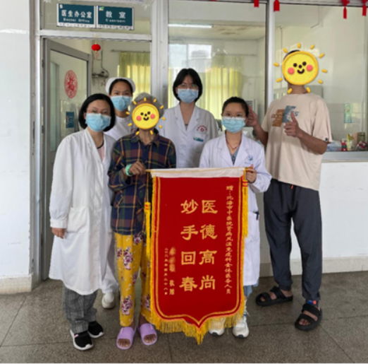 发挥中医特色治疗危重症，患者感恩送锦旗