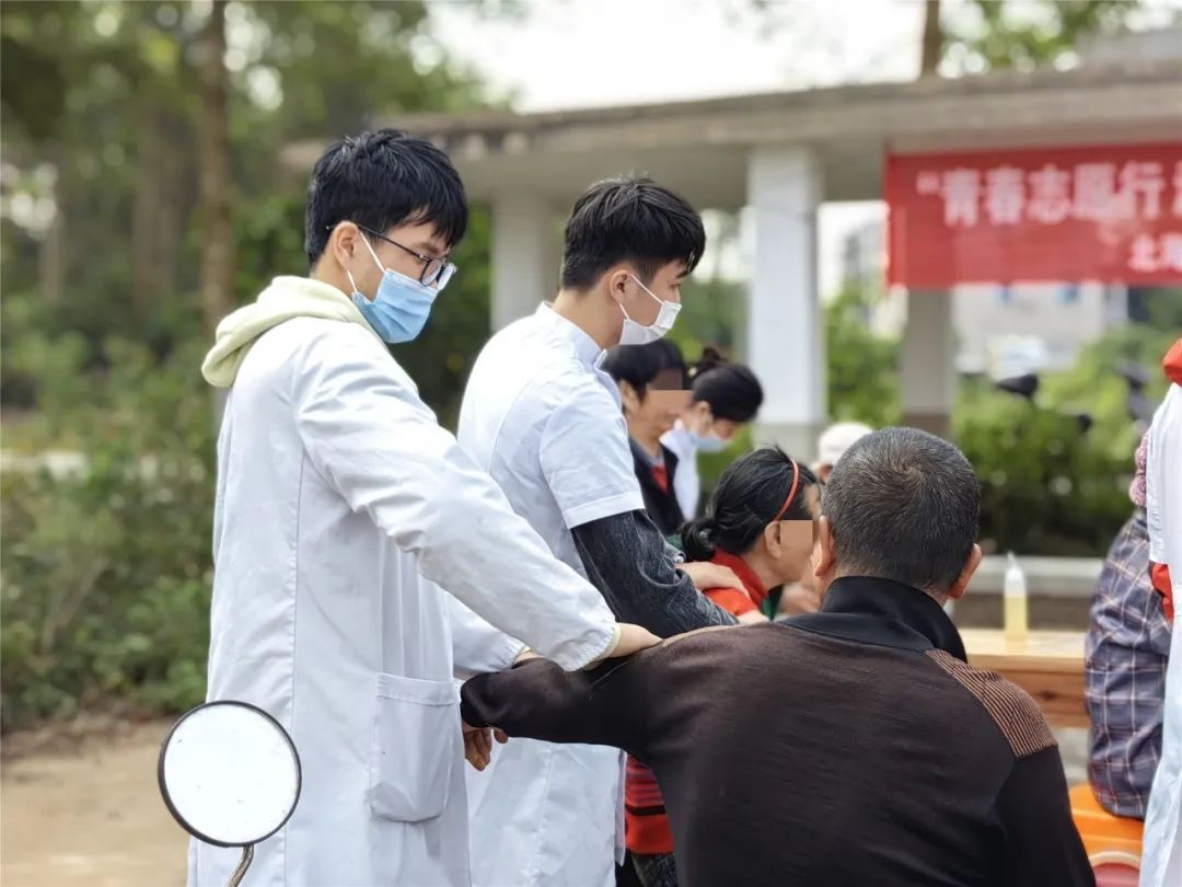 北海市中医医院团委开展“青春志愿行，温暖送健康”中医义诊志愿服务活动